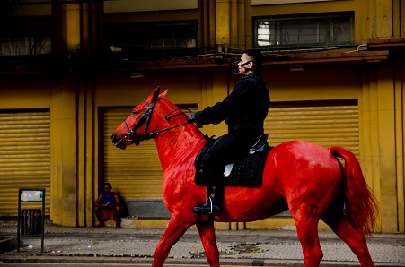 Sonhar com cavalo vermelho